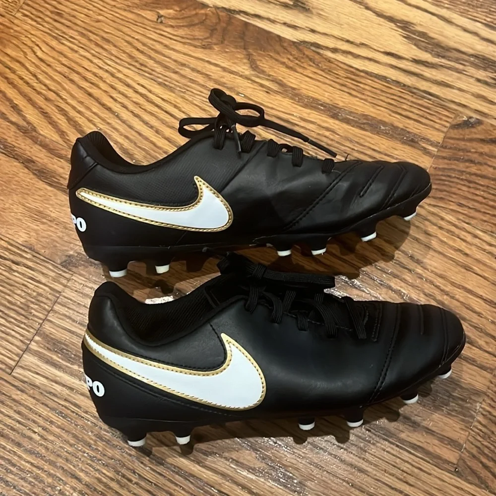 The Nike JR TIEMPO RIO III FG youth cleat size 4.5